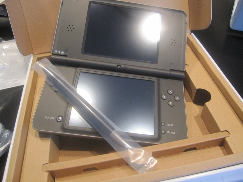 Illustration for article titled DSi LL Unboxing
